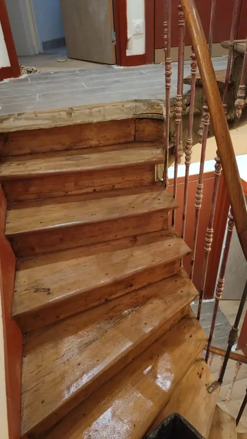 Escalier en bois après ponçage et rénovation
